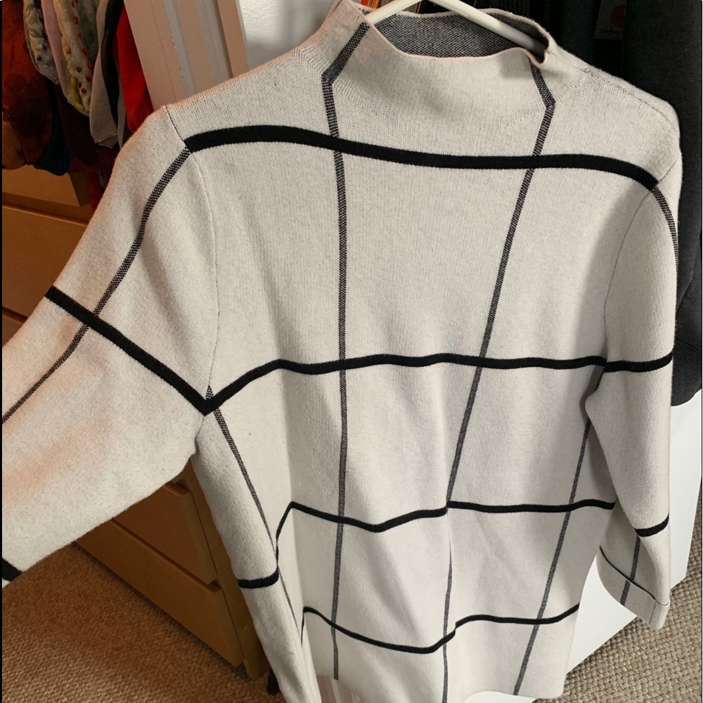 TAHARI sweater